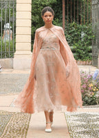 Abito in tulle ricamato con fiori con mantella in garza e chiffon ricamato a fiori
