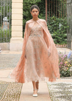 Abito in tulle ricamato con fiori con mantella in garza e chiffon ricamato a fiori