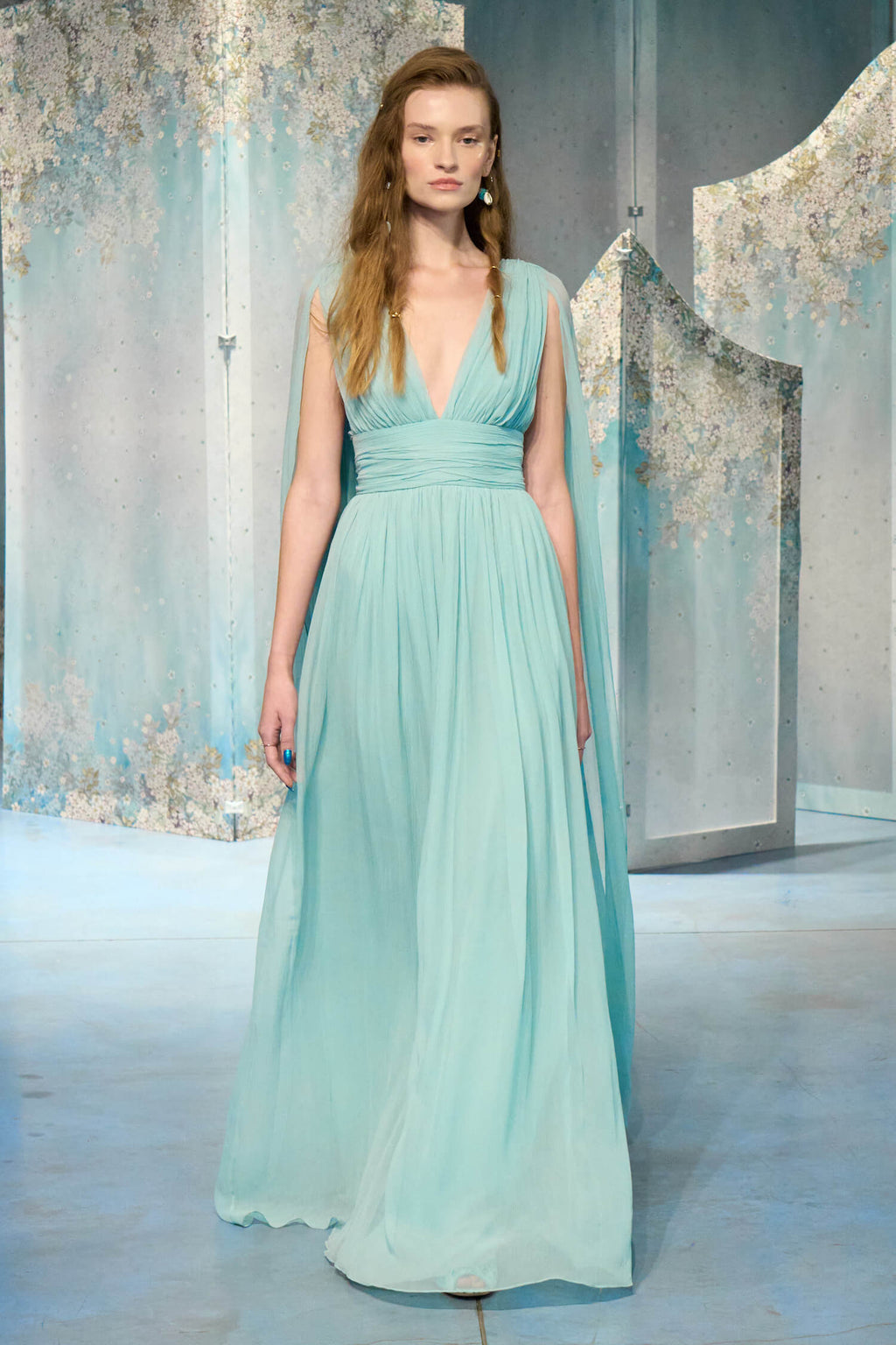 Abito con effetto mantella in chiffon di seta