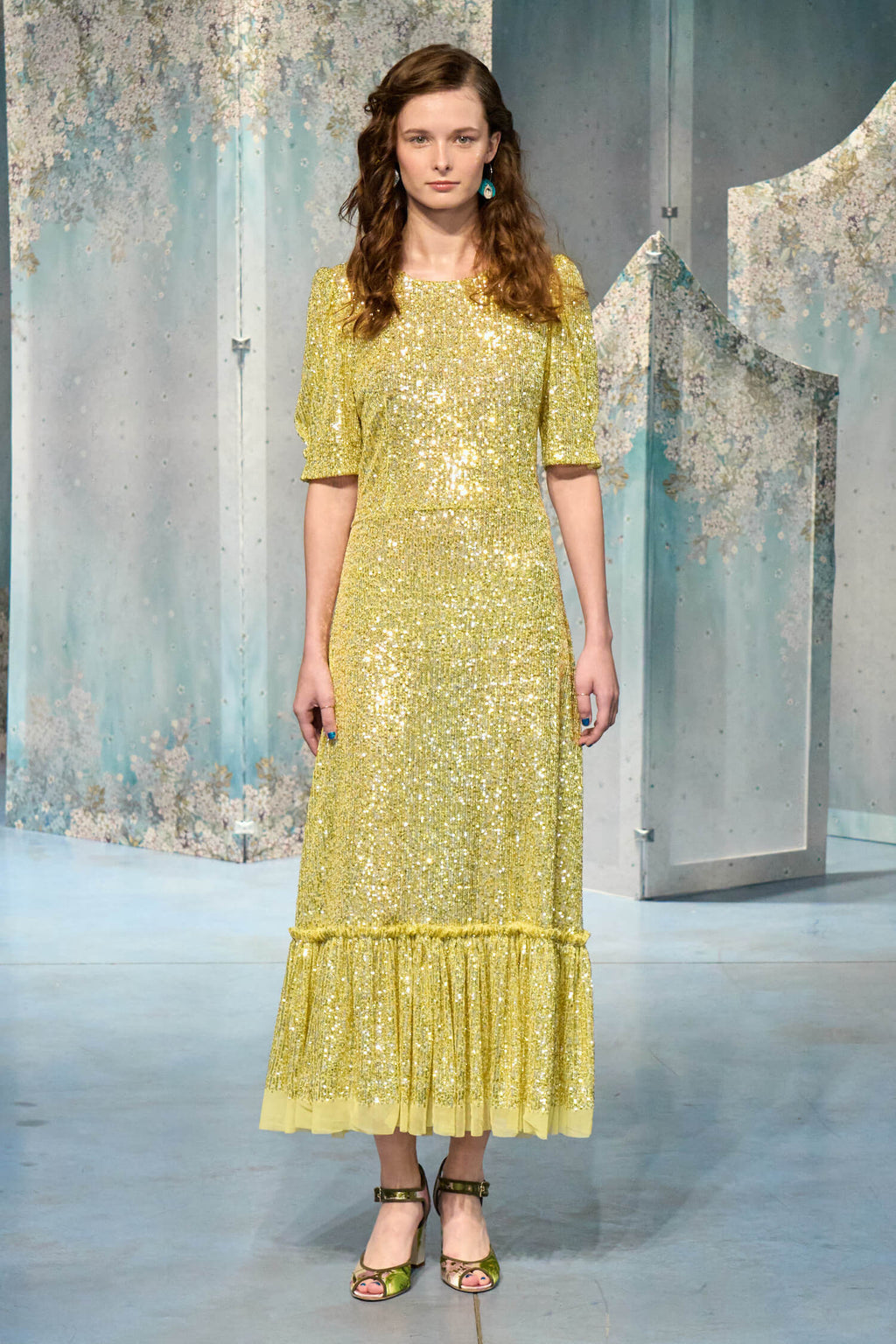 Vestito con paillettes e balze