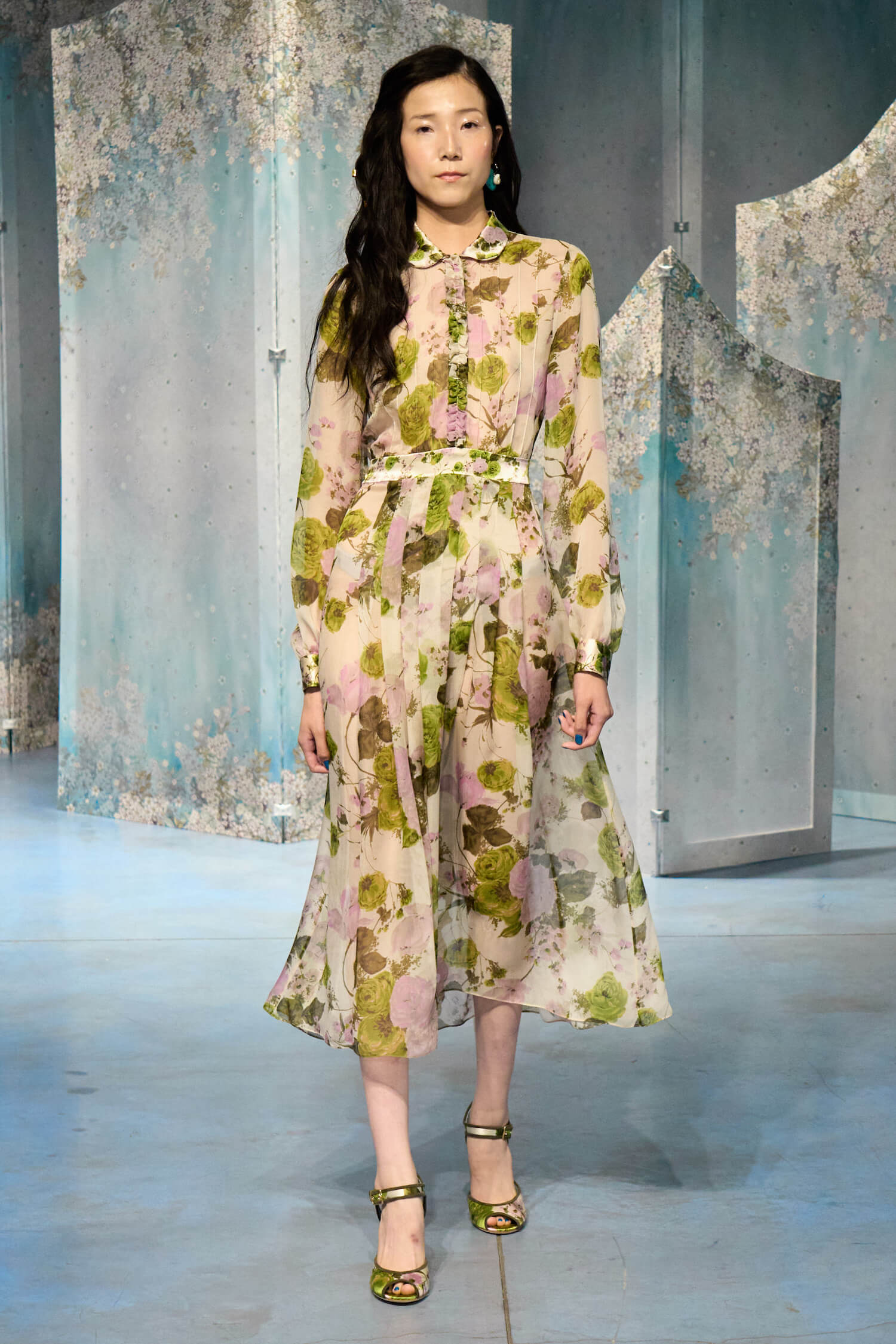 Vestito midi in chiffon stampato con rose in fiore