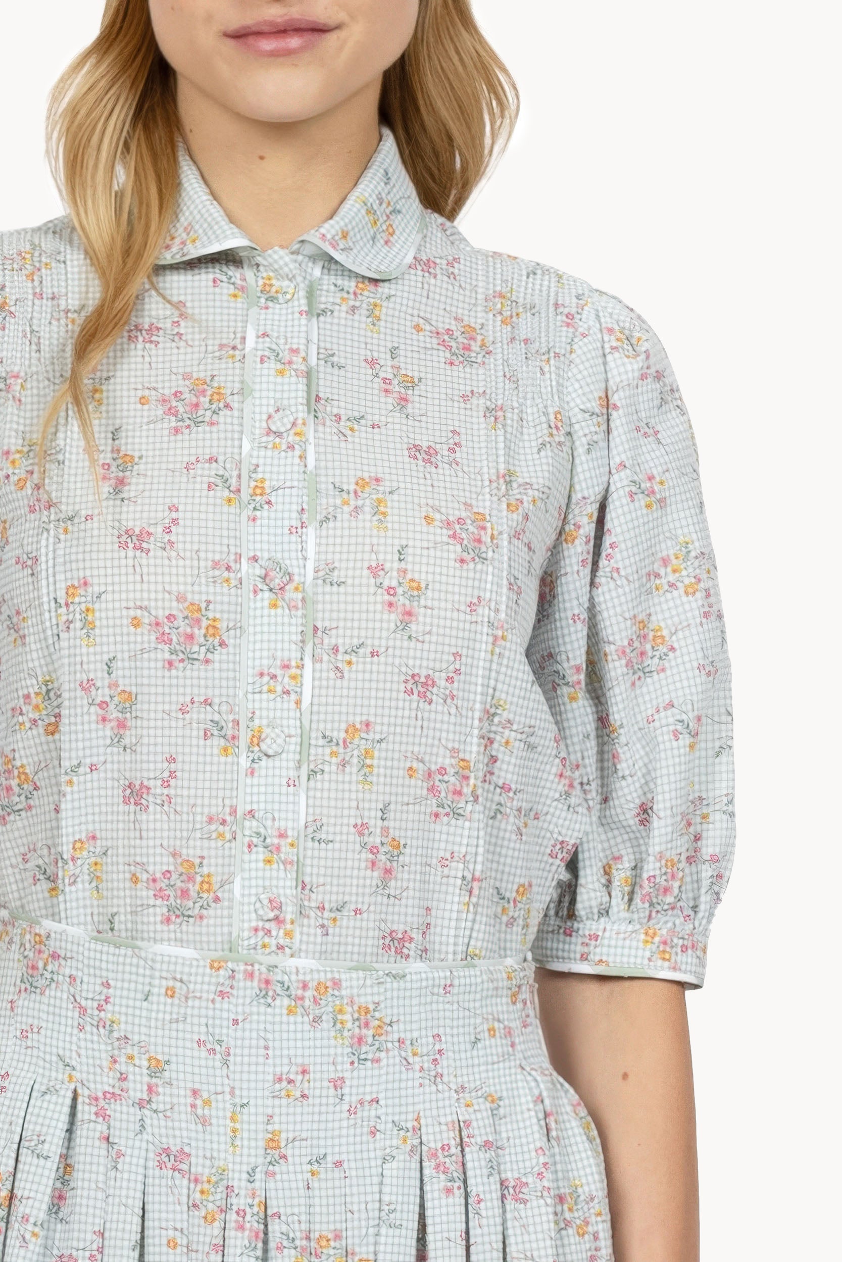 Camicia vichy e floreale con maniche a sbuffo