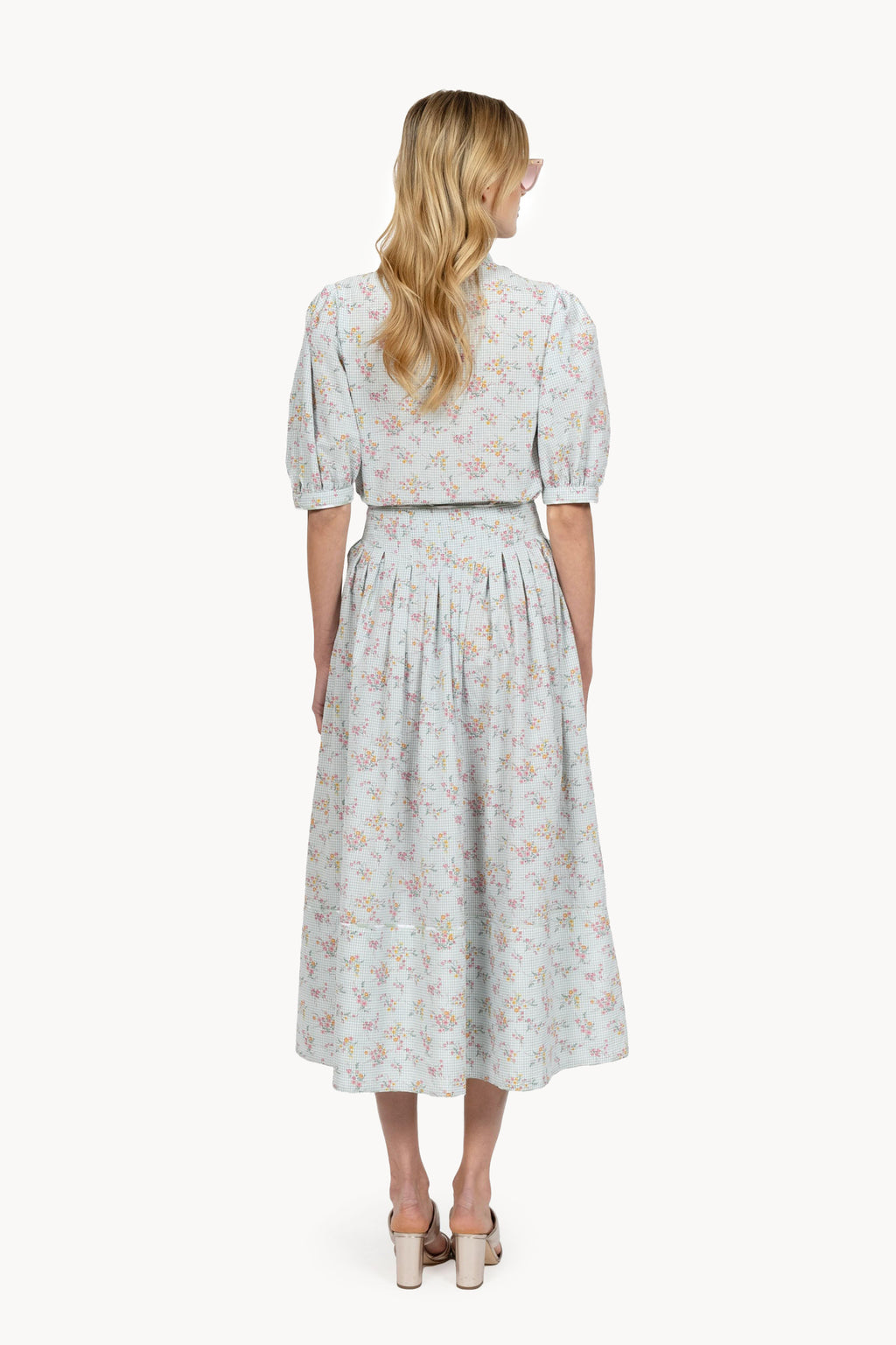 Camicia vichy e floreale con maniche a sbuffo