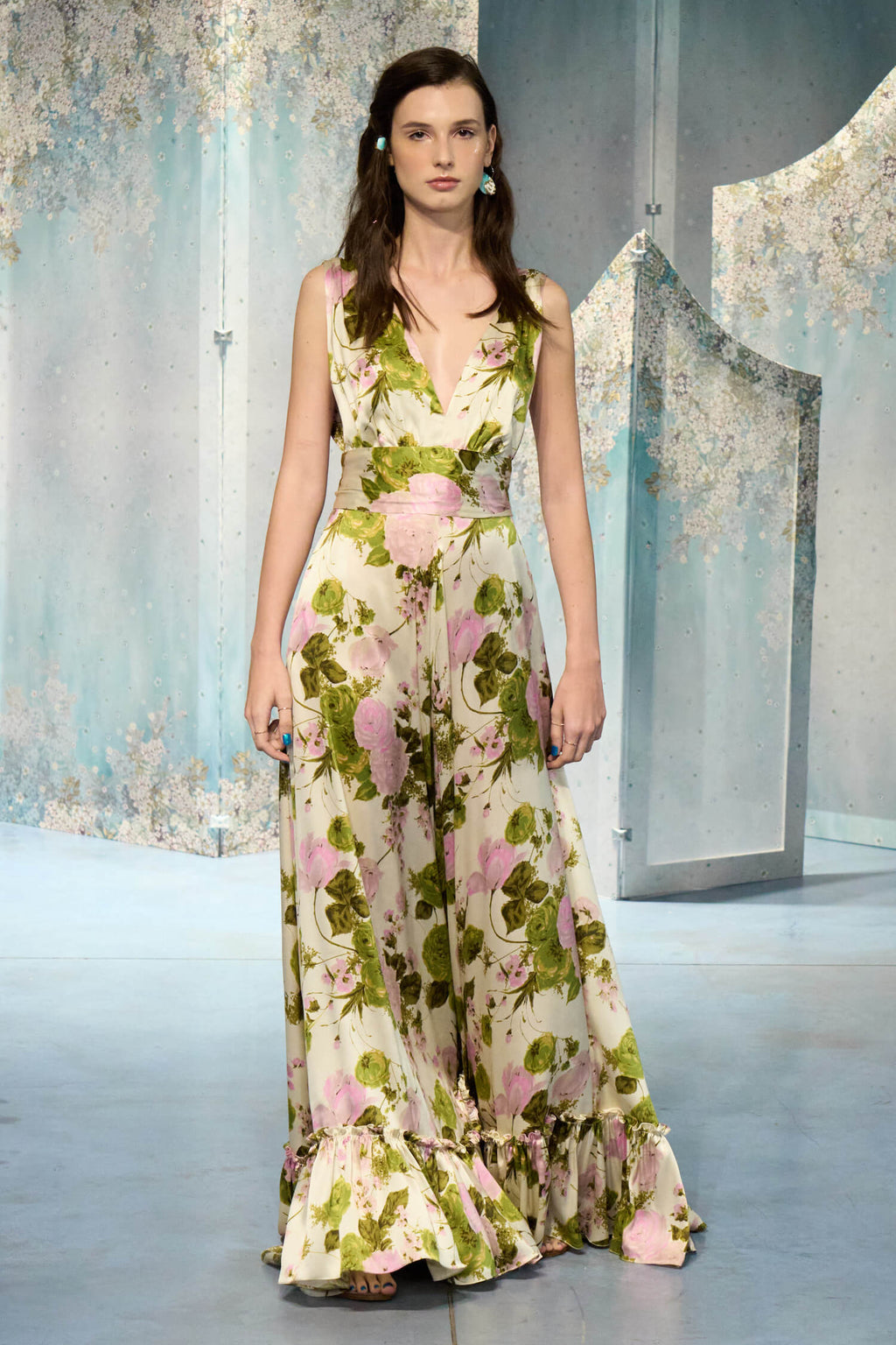 Vestito lungo in seta con rose in fiore e scollo a V