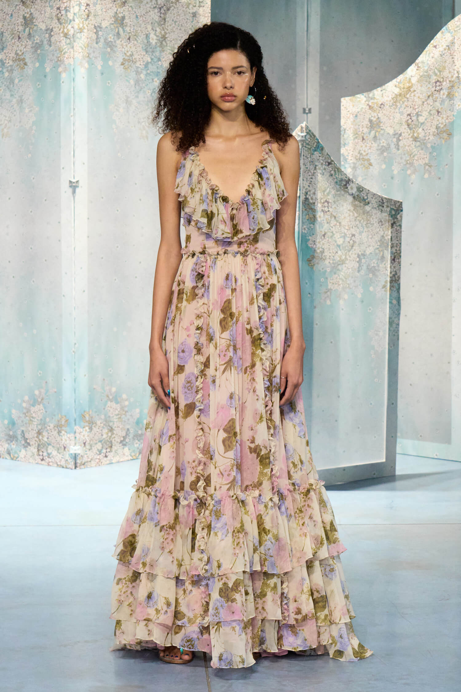 Abito lungo in chiffon floreale con volant