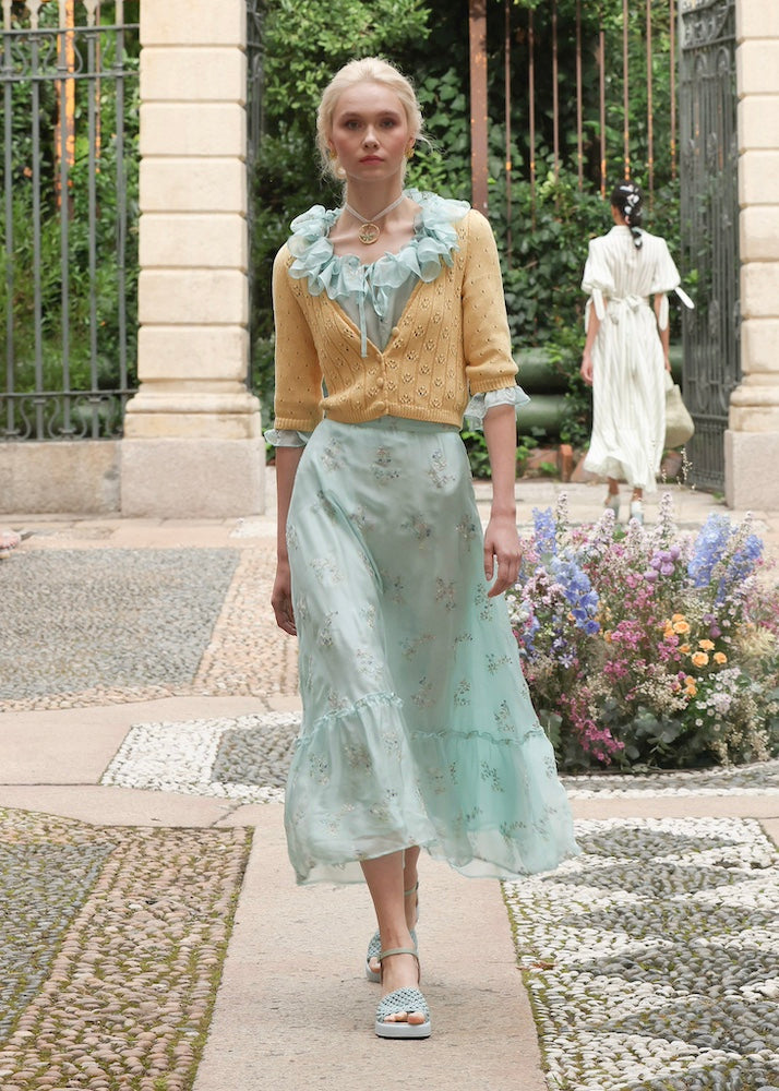 Blusa in chiffon ricamata con colletto a volant