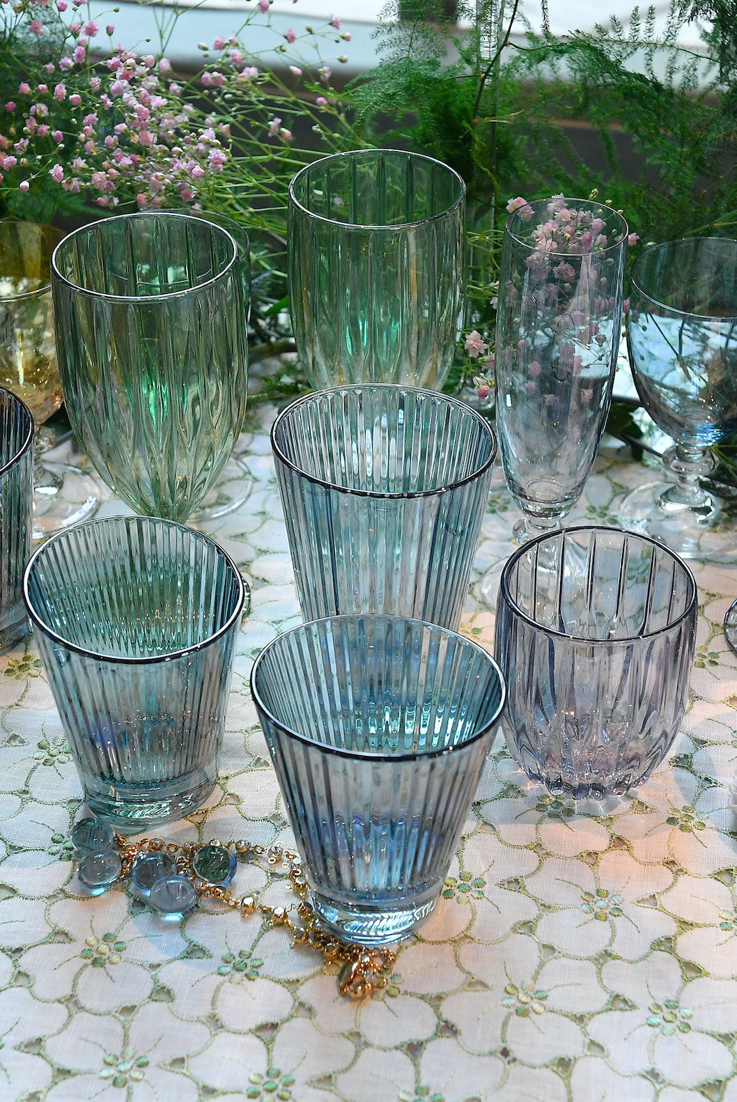 Set blu di due bicchieri da vino Isis
