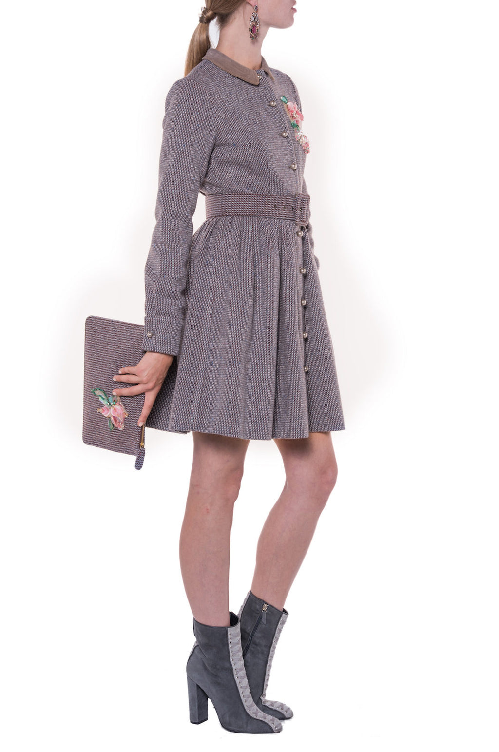 Abito in tweed a maniche lunghe con ricamo