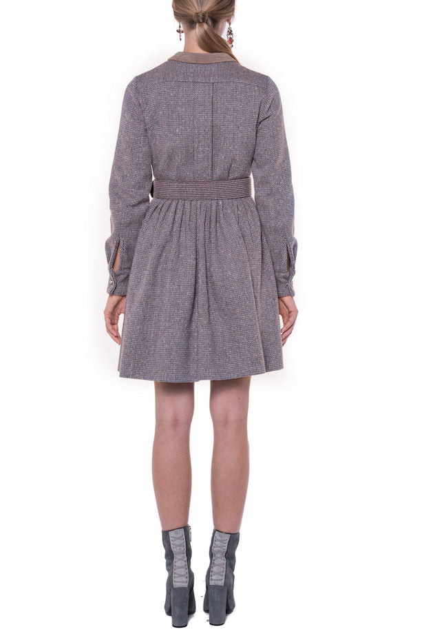 Abito in tweed a maniche lunghe con ricamo
