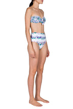 Bikini a fascia e slip a vita alta