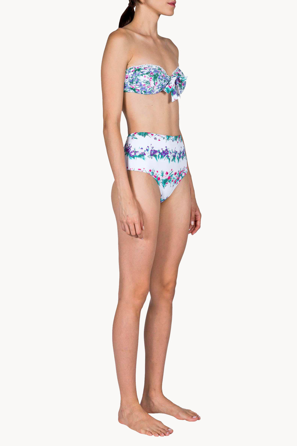 Bikini a fascia e slip a vita alta