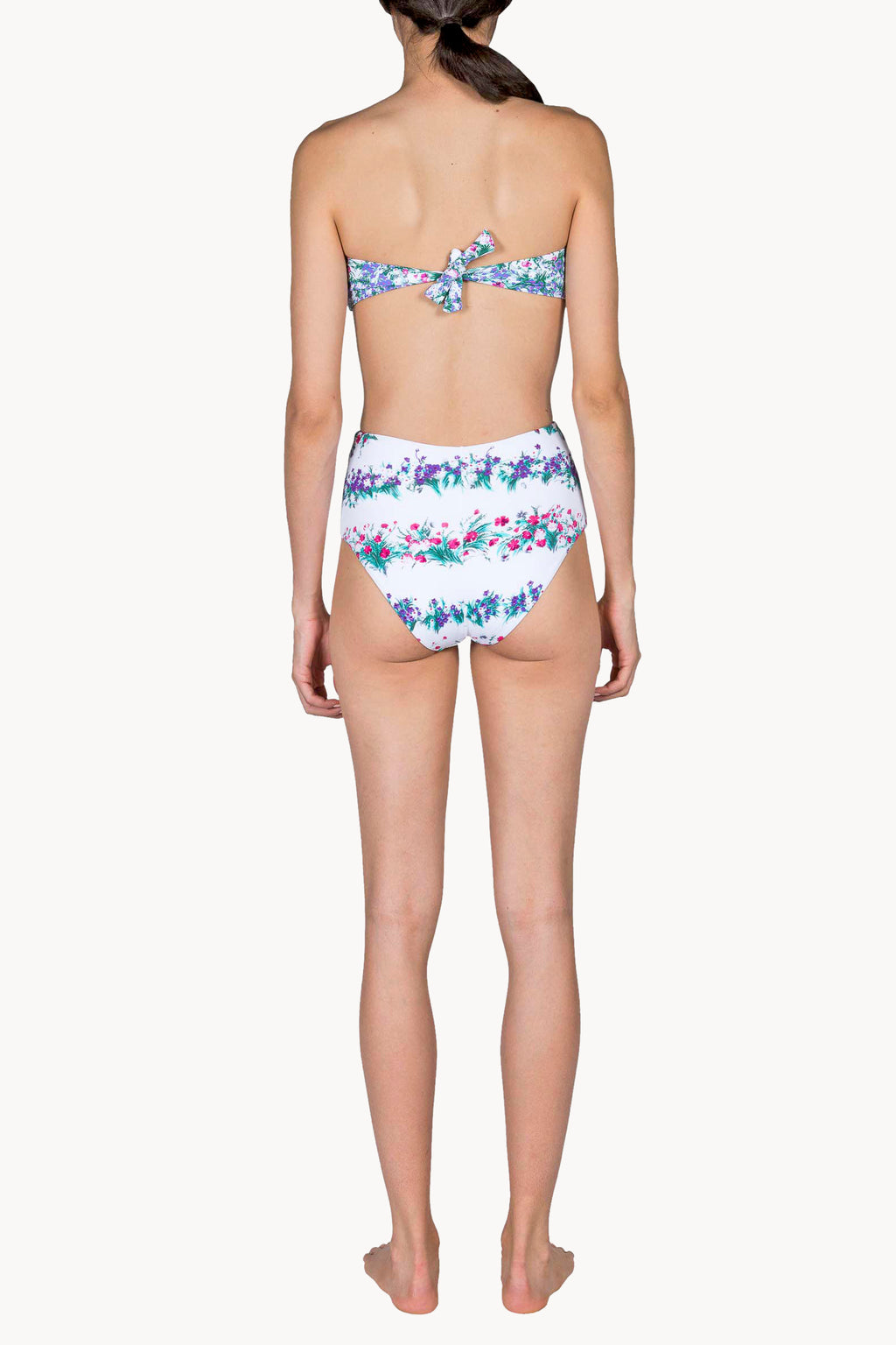 Bikini a fascia e slip a vita alta