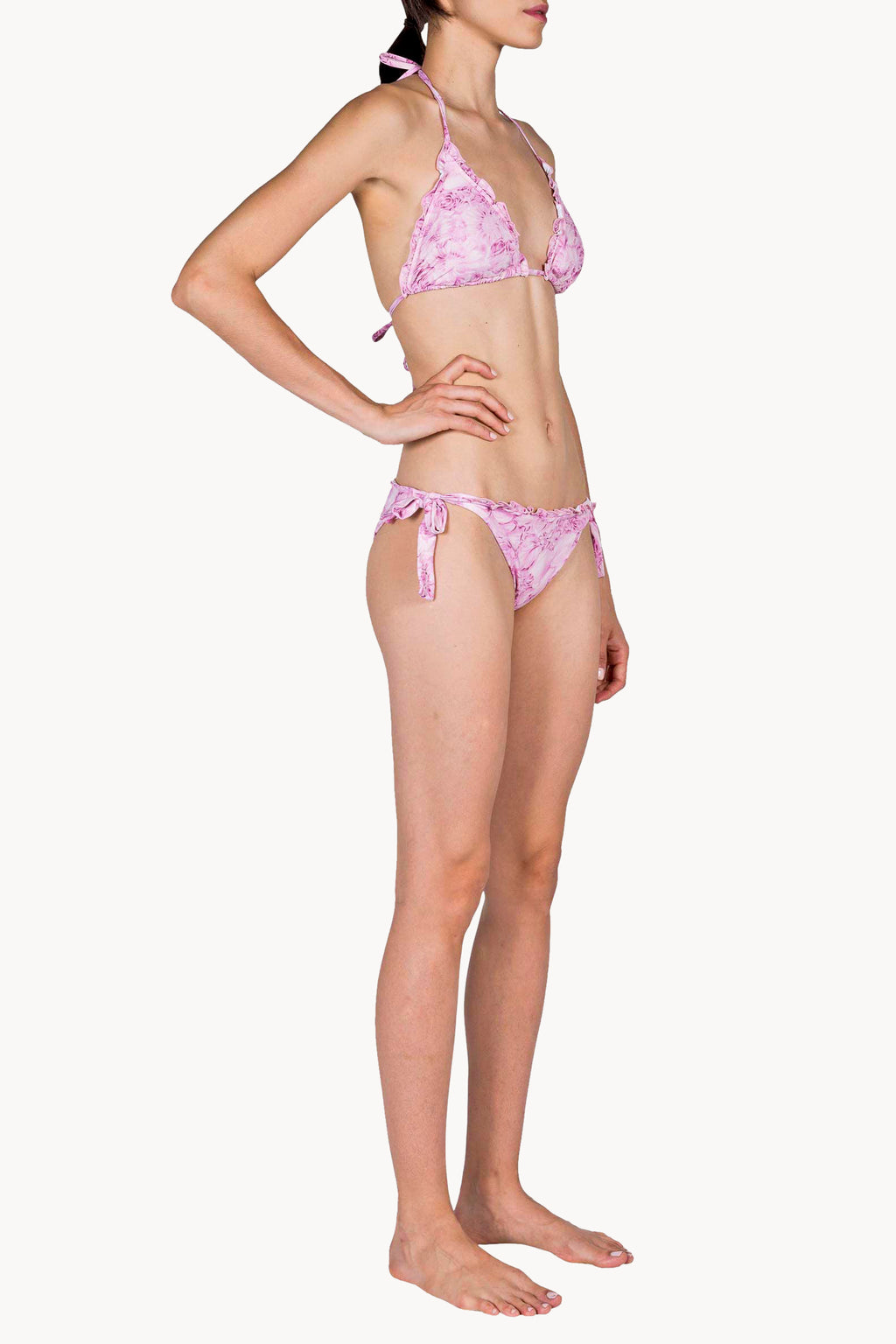Bikini a triangolo e slip con rose rosa