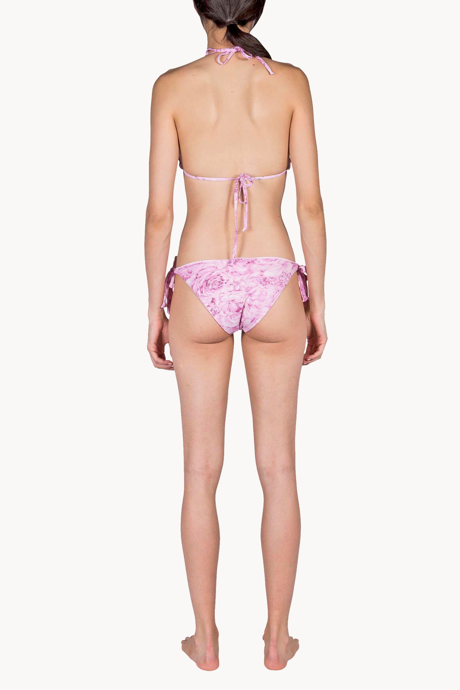Bikini a triangolo e slip con rose rosa