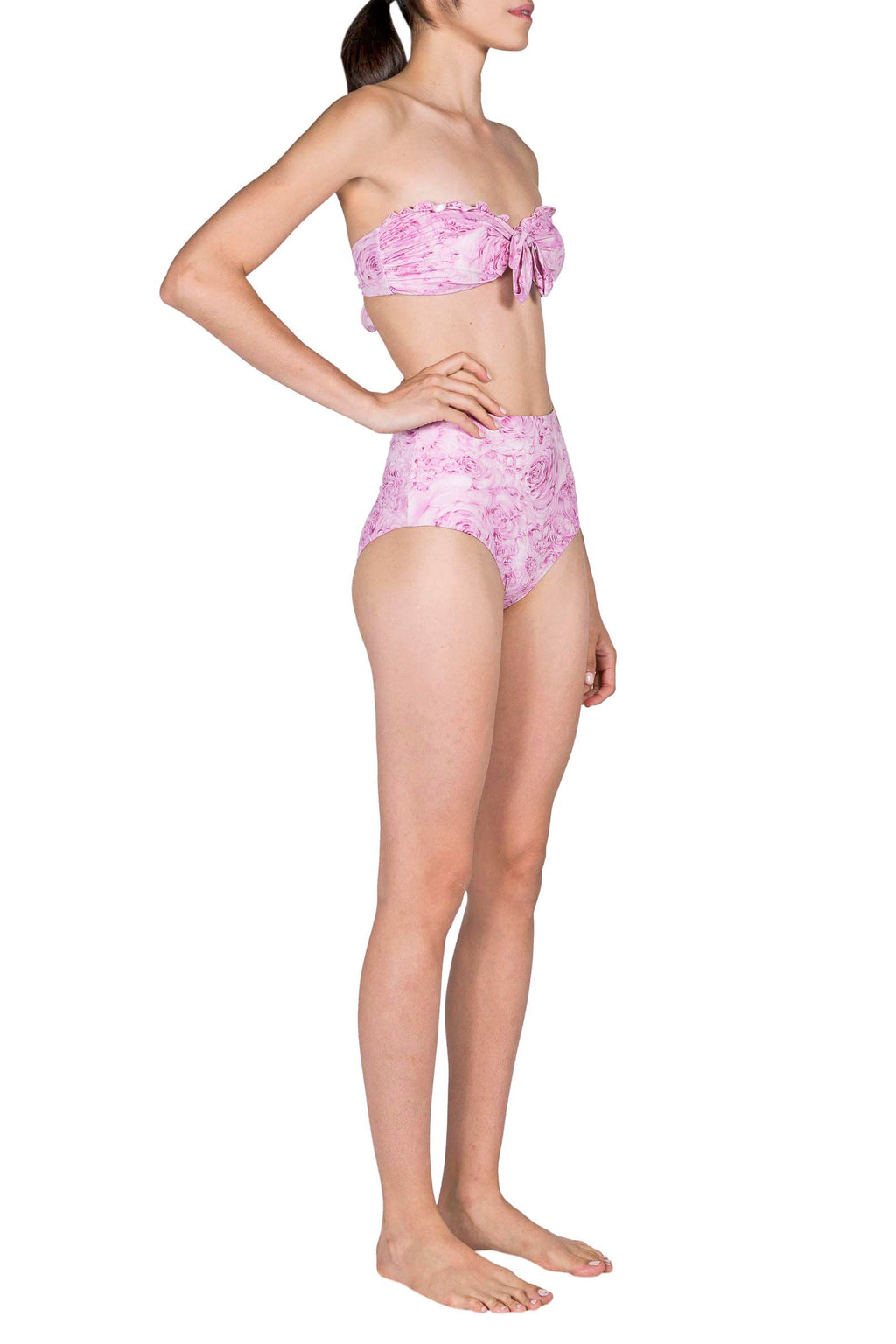 Bikini a fascia e slip a vita alta con rose rosa
