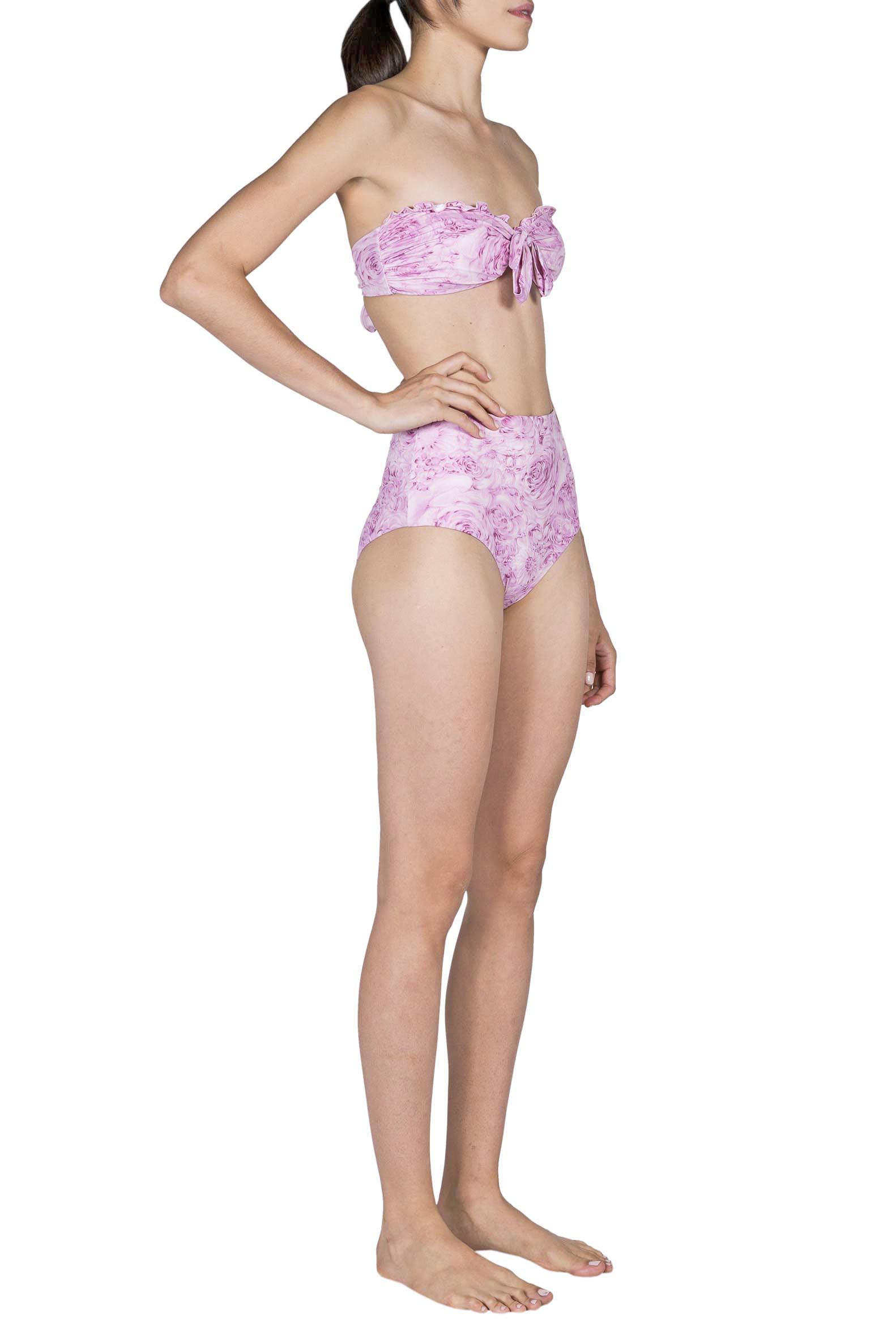 Bikini a fascia e slip a vita alta con rose rosa