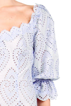 Vestito in broderie anglaise lilla in cotone con maniche a campana