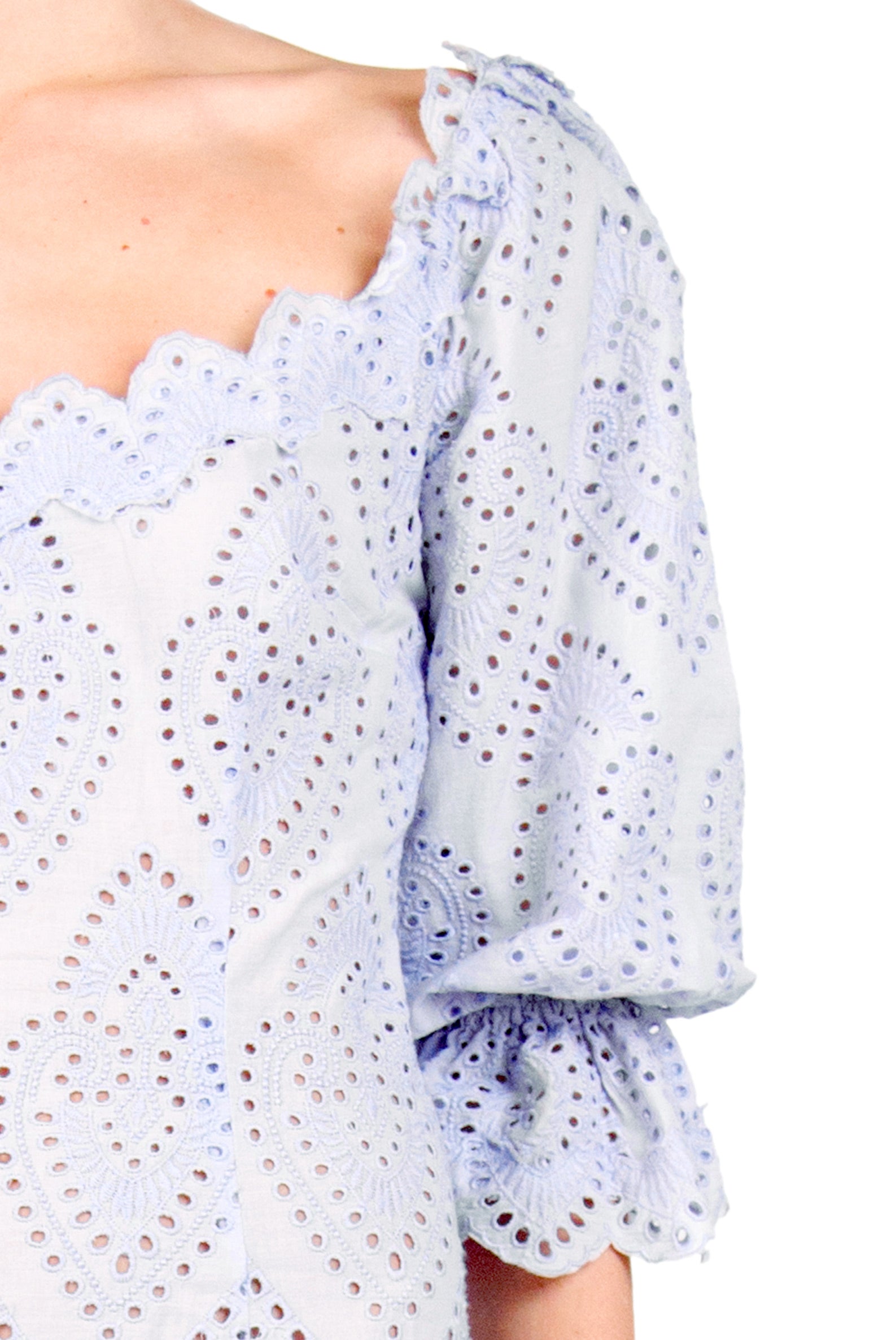 Vestito in broderie anglaise lilla in cotone con maniche a campana