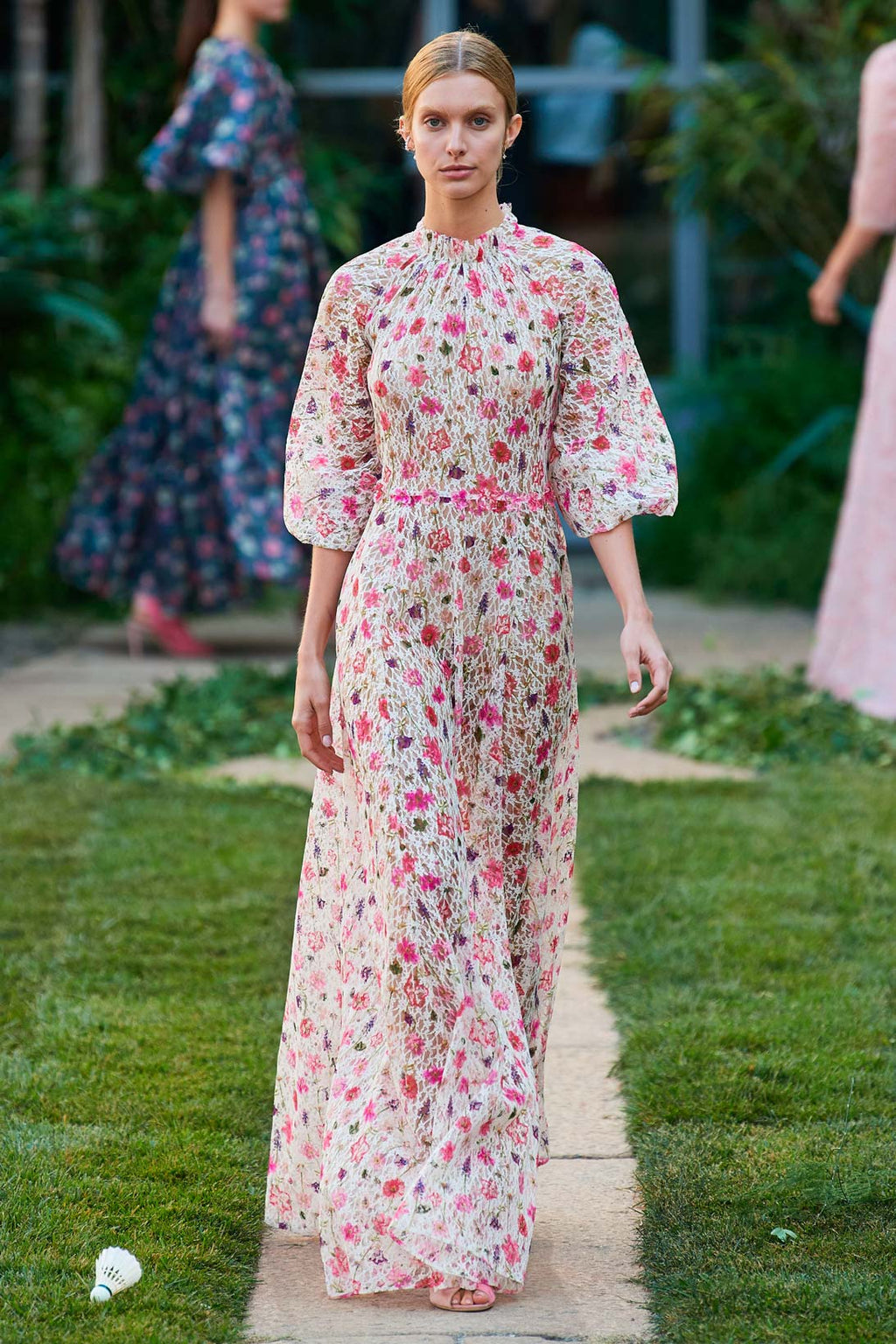 Vestito maxi in pizzo con collo alto stampato floreale