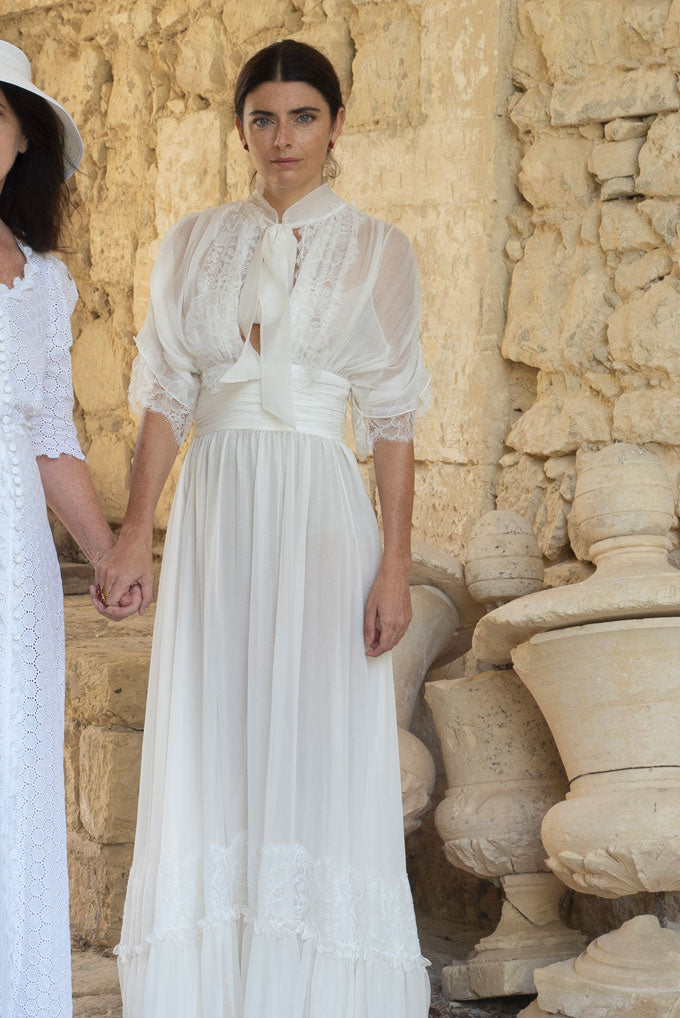 Abito lungo in chiffon crepon con pizzo bianco