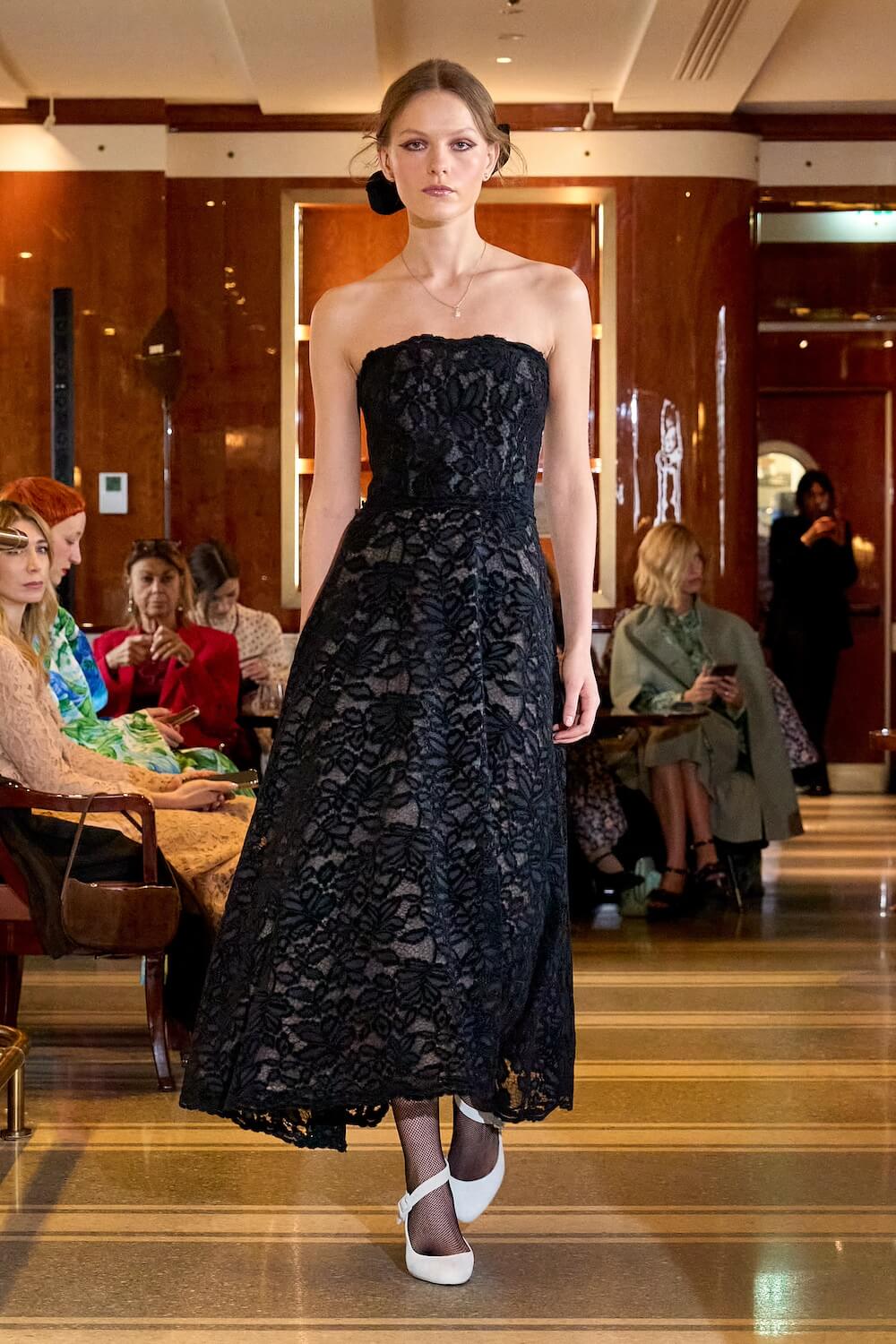Vestito Senza Spalline in Velluto Nero con Pizzo