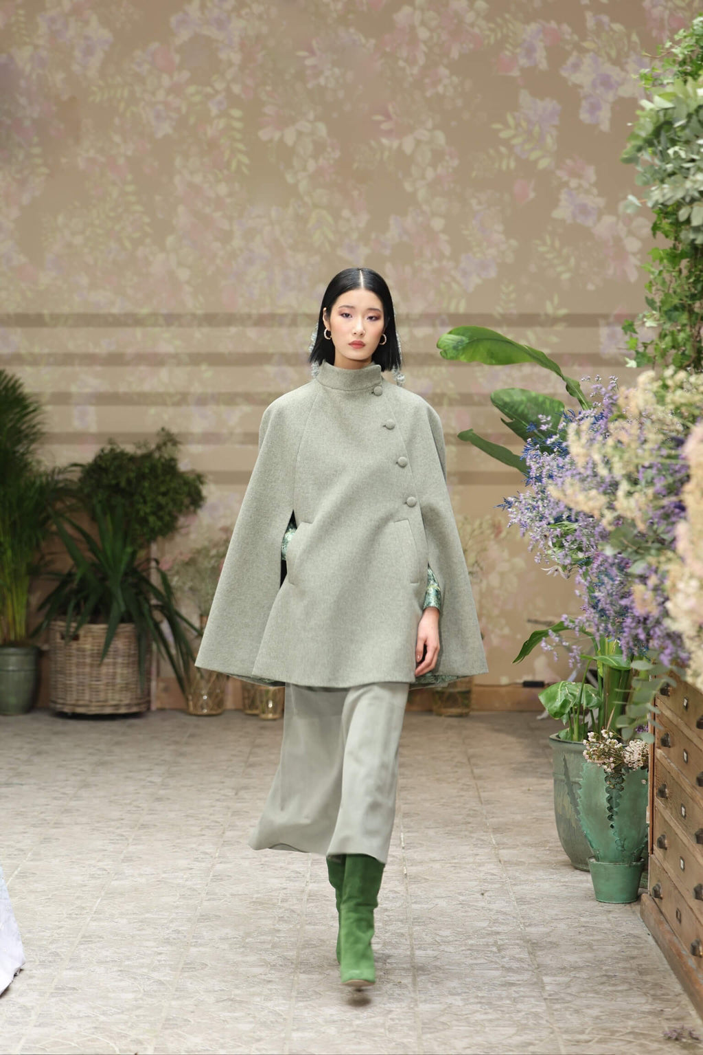 Mantella in lana con maniche raglan