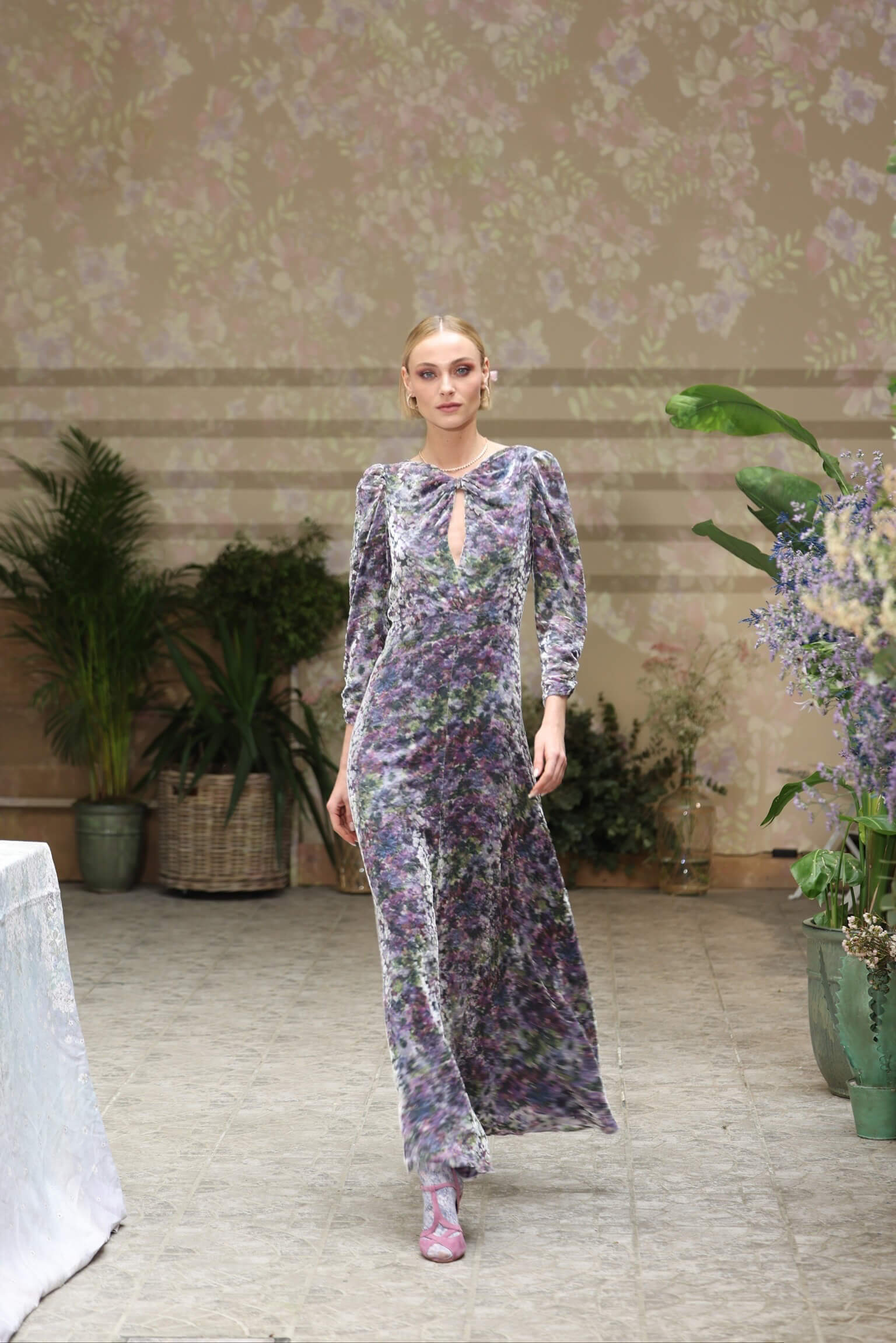 Vestito drappeggiato con fiocco e devoré floreale