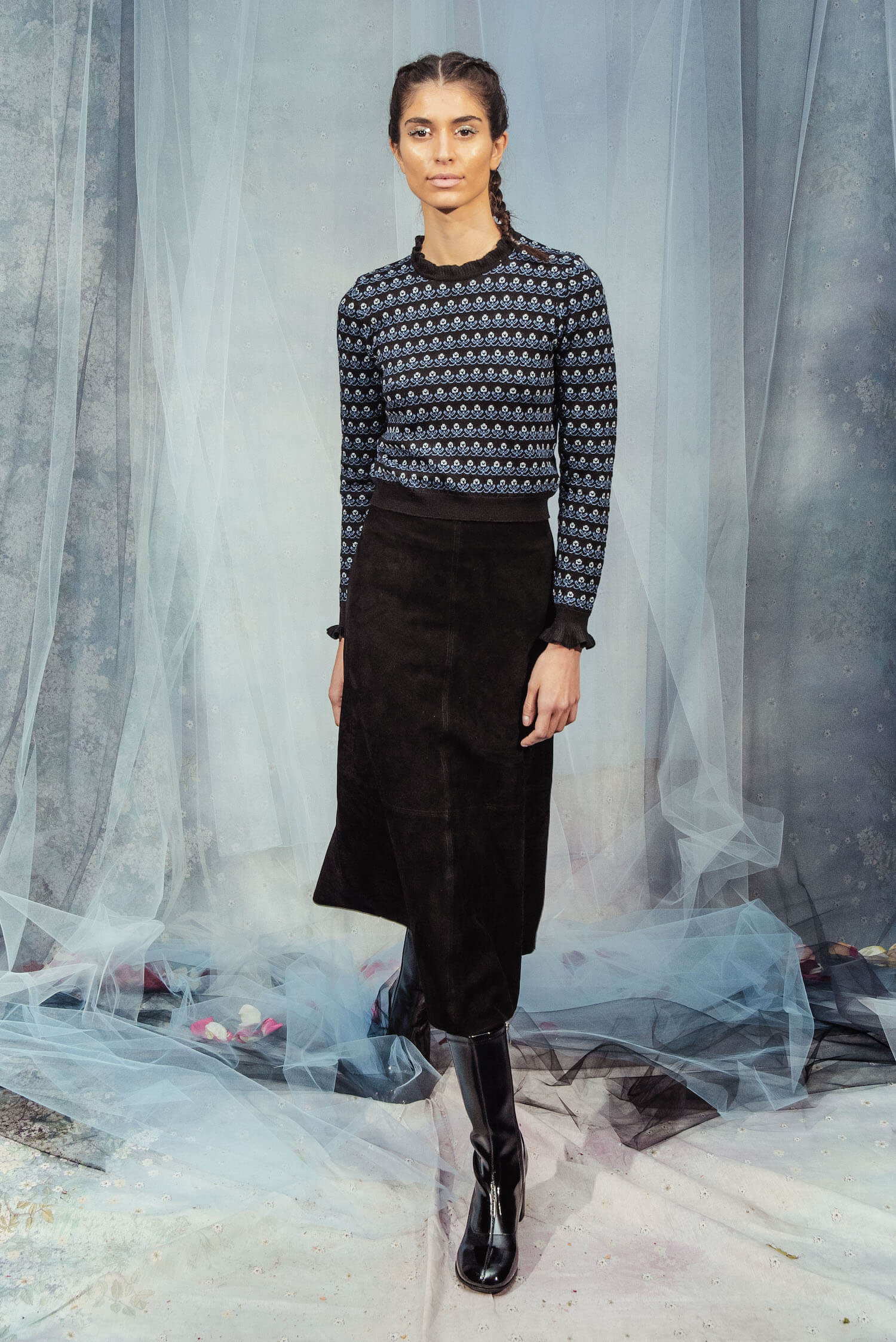 Maglione nero girocollo floreale