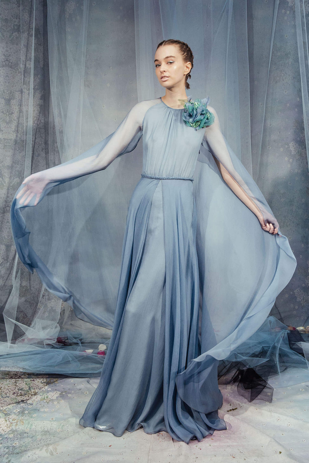 Abito maxi in chiffon creponne con mantella