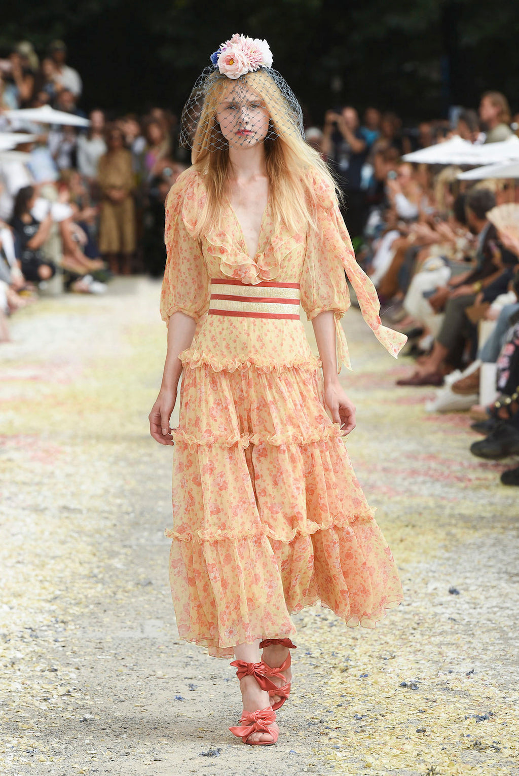 Abito midi in chiffon floreale con volant