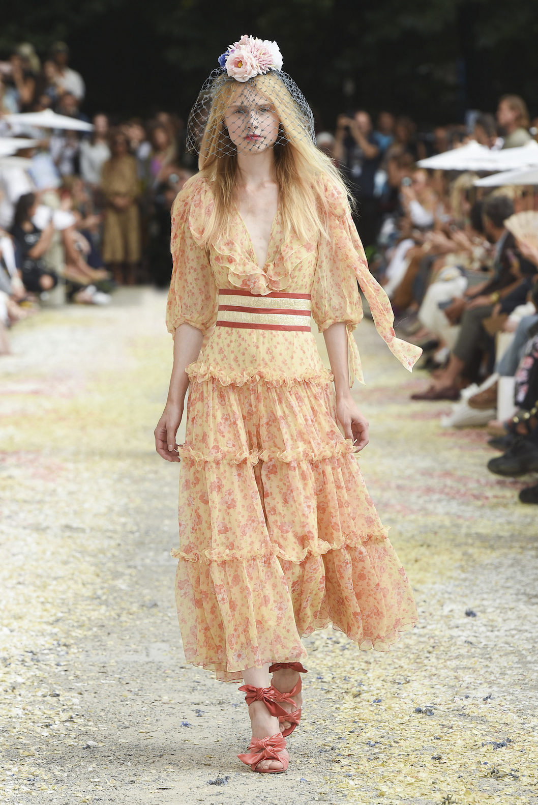 Abito midi in chiffon floreale con volant
