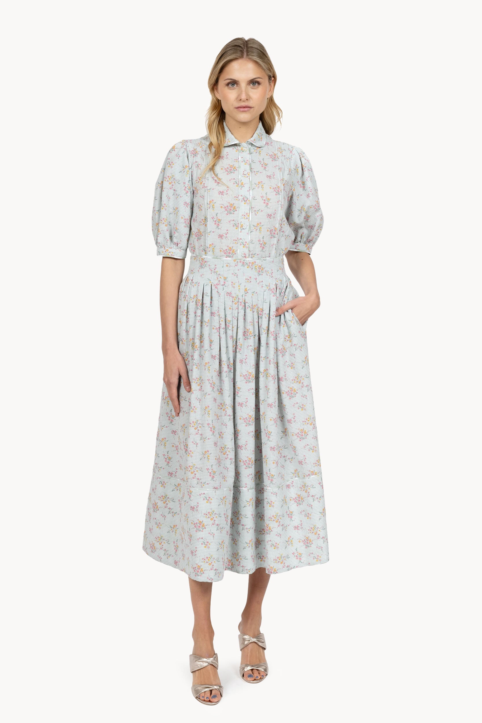 Camicia vichy e floreale con maniche a sbuffo