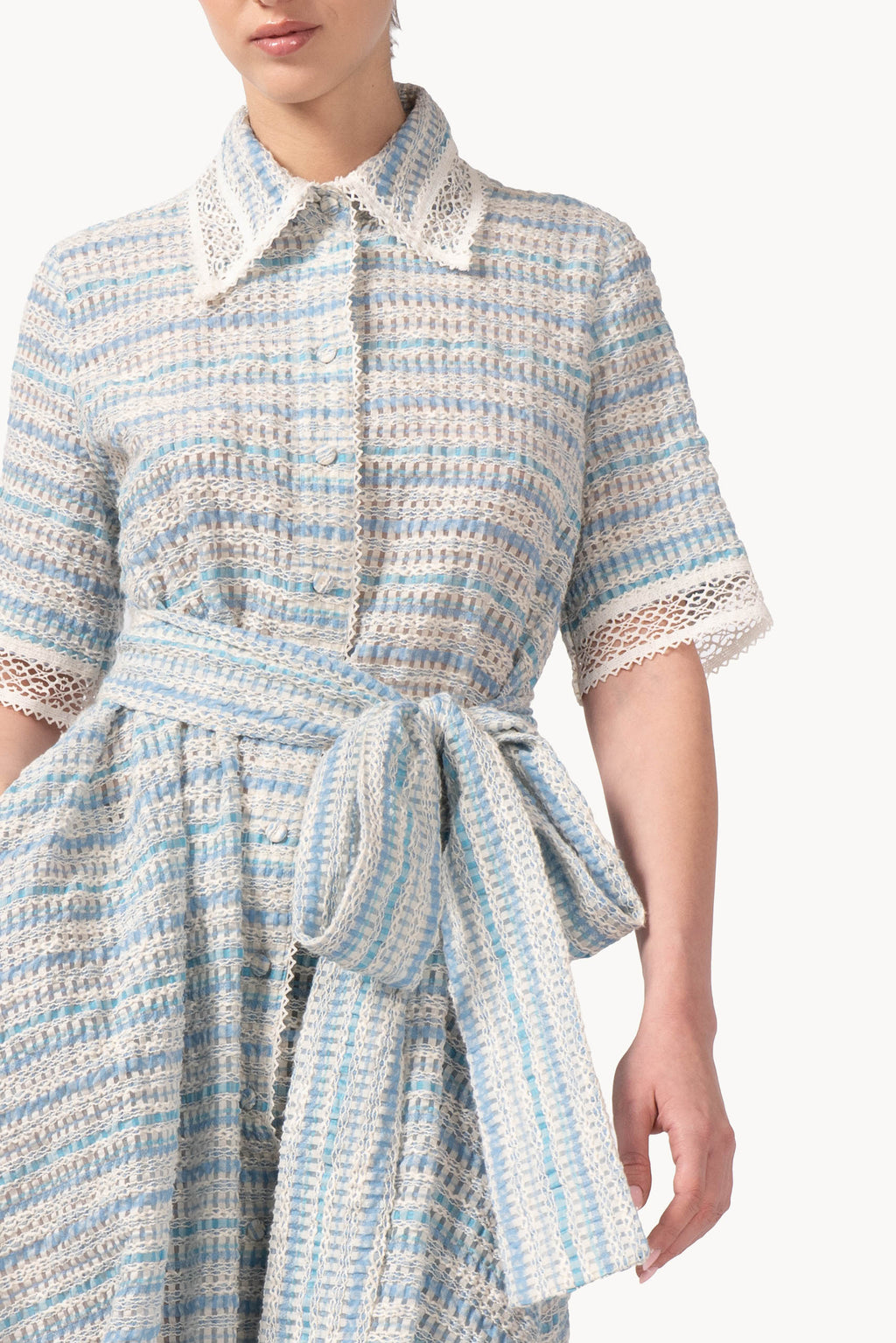 Abito in cotone jacquard e pizzo con cintura