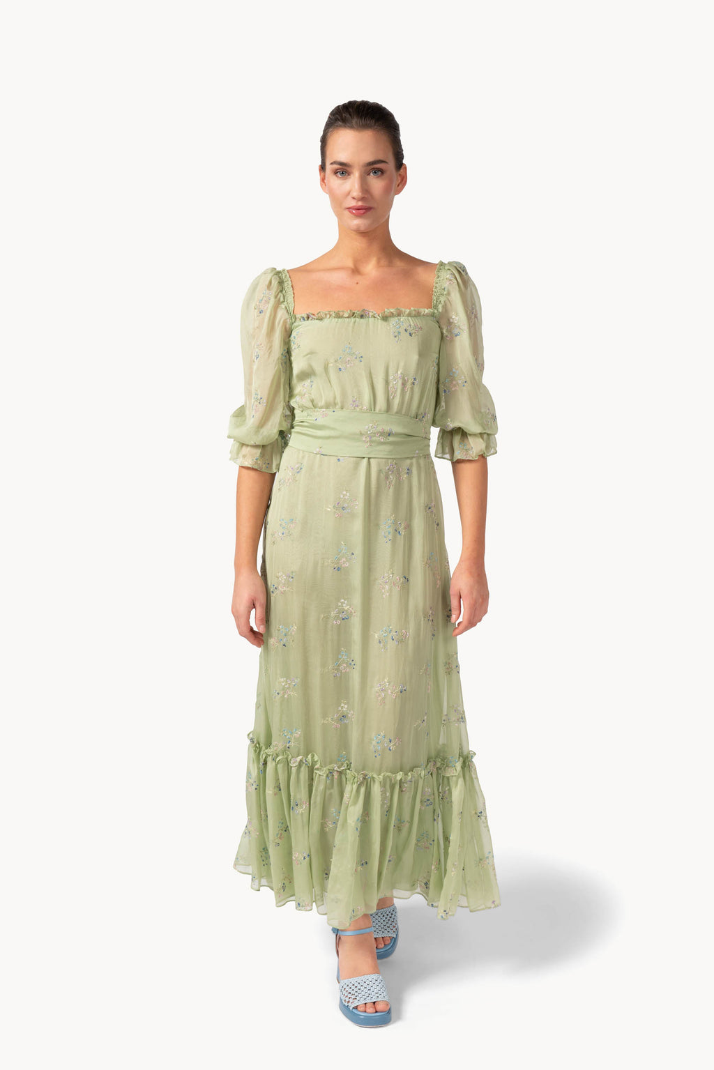Abito in chiffon con volant ricamato a fiori e maniche a sbuffo
