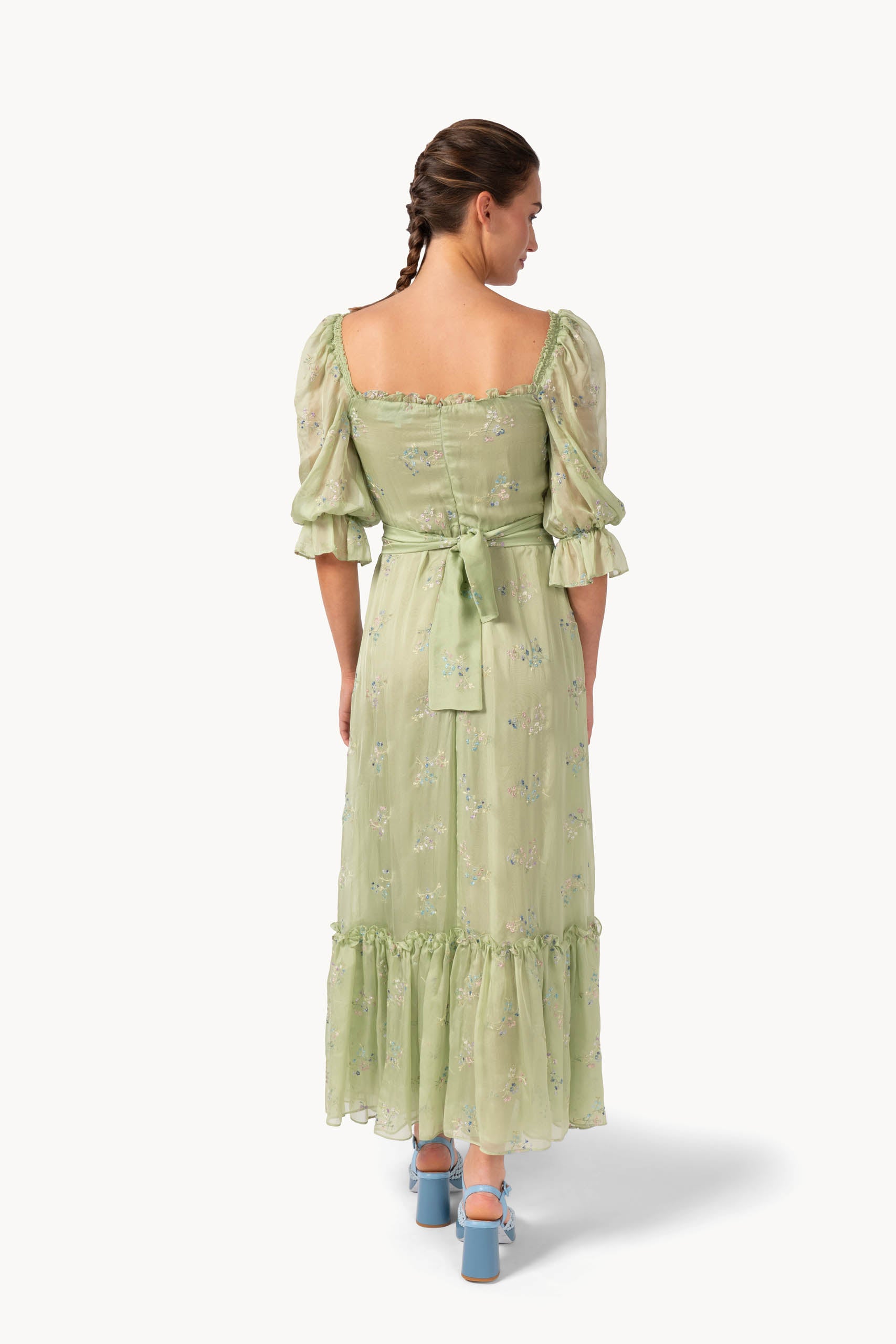 Abito in chiffon con volant ricamato a fiori e maniche a sbuffo