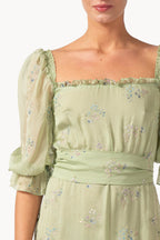 Abito in chiffon con volant ricamato a fiori e maniche a sbuffo