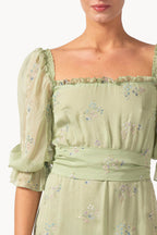 Abito in chiffon con volant ricamato a fiori e maniche a sbuffo