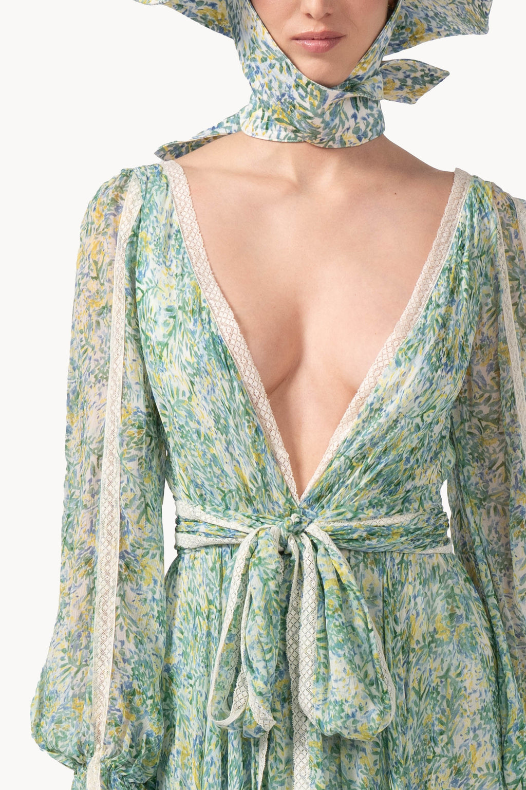 Abito lungo in chiffon stampato con inserti in pizzo