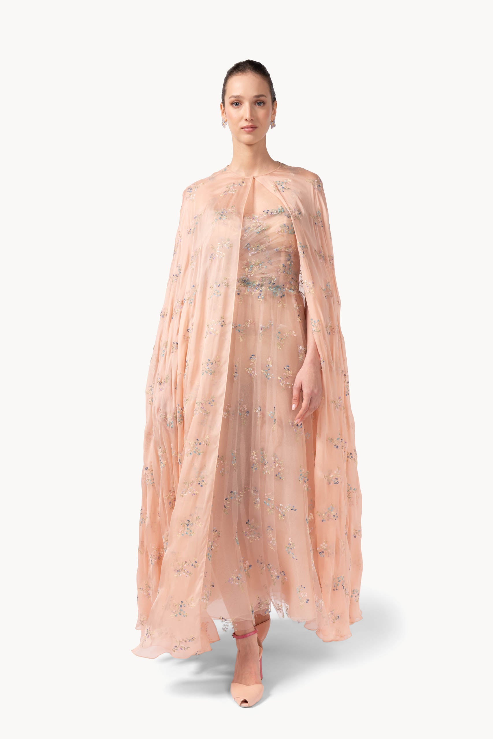 Abito in tulle ricamato con fiori con mantella in garza e chiffon ricamato a fiori