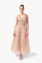 Abito in tulle ricamato con fiori con mantella in garza e chiffon ricamato a fiori