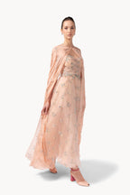 Abito in tulle ricamato con fiori con mantella in garza e chiffon ricamato a fiori