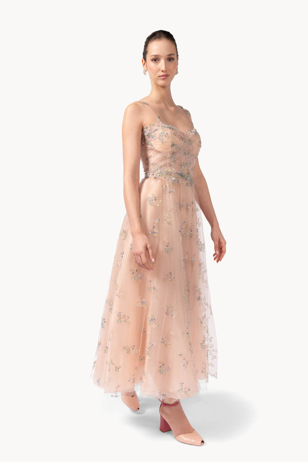 Abito in tulle ricamato con fiori con mantella in garza e chiffon ricamato a fiori