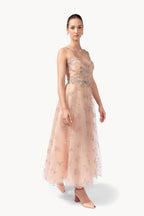 Abito in tulle ricamato con fiori con mantella in garza e chiffon ricamato a fiori