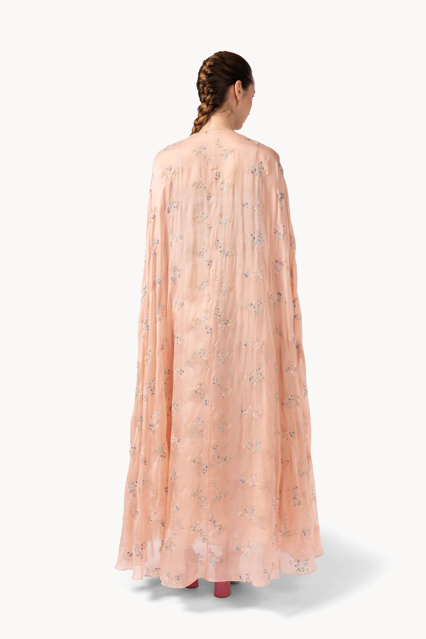 Abito in tulle ricamato con fiori con mantella in garza e chiffon ricamato a fiori