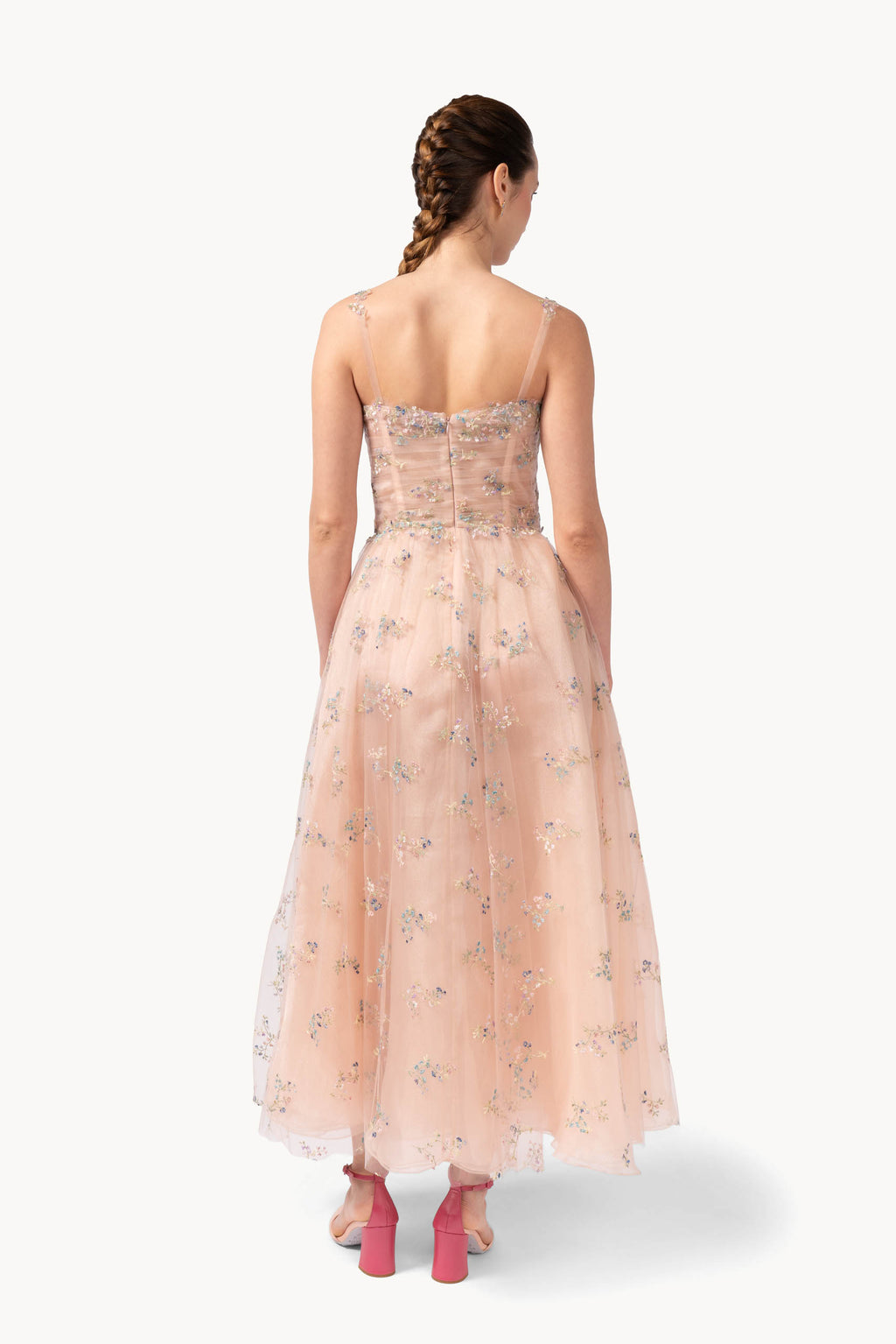 Abito in tulle ricamato con fiori con mantella in garza e chiffon ricamato a fiori