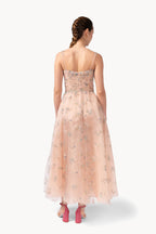 Abito in tulle ricamato con fiori con mantella in garza e chiffon ricamato a fiori
