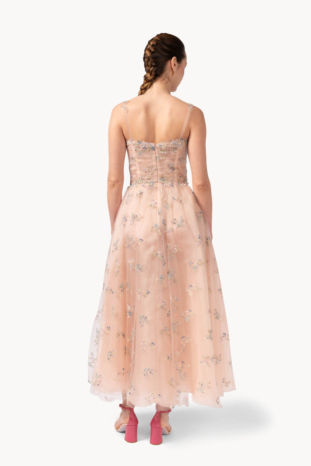 Abito in tulle ricamato con fiori con mantella in garza e chiffon ricamato a fiori
