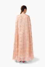 Abito in tulle ricamato con fiori con mantella in garza e chiffon ricamato a fiori