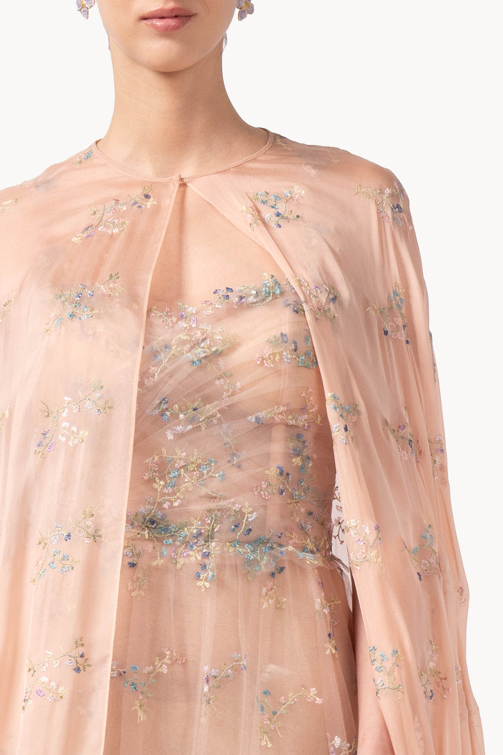 Abito in tulle ricamato con fiori con mantella in garza e chiffon ricamato a fiori