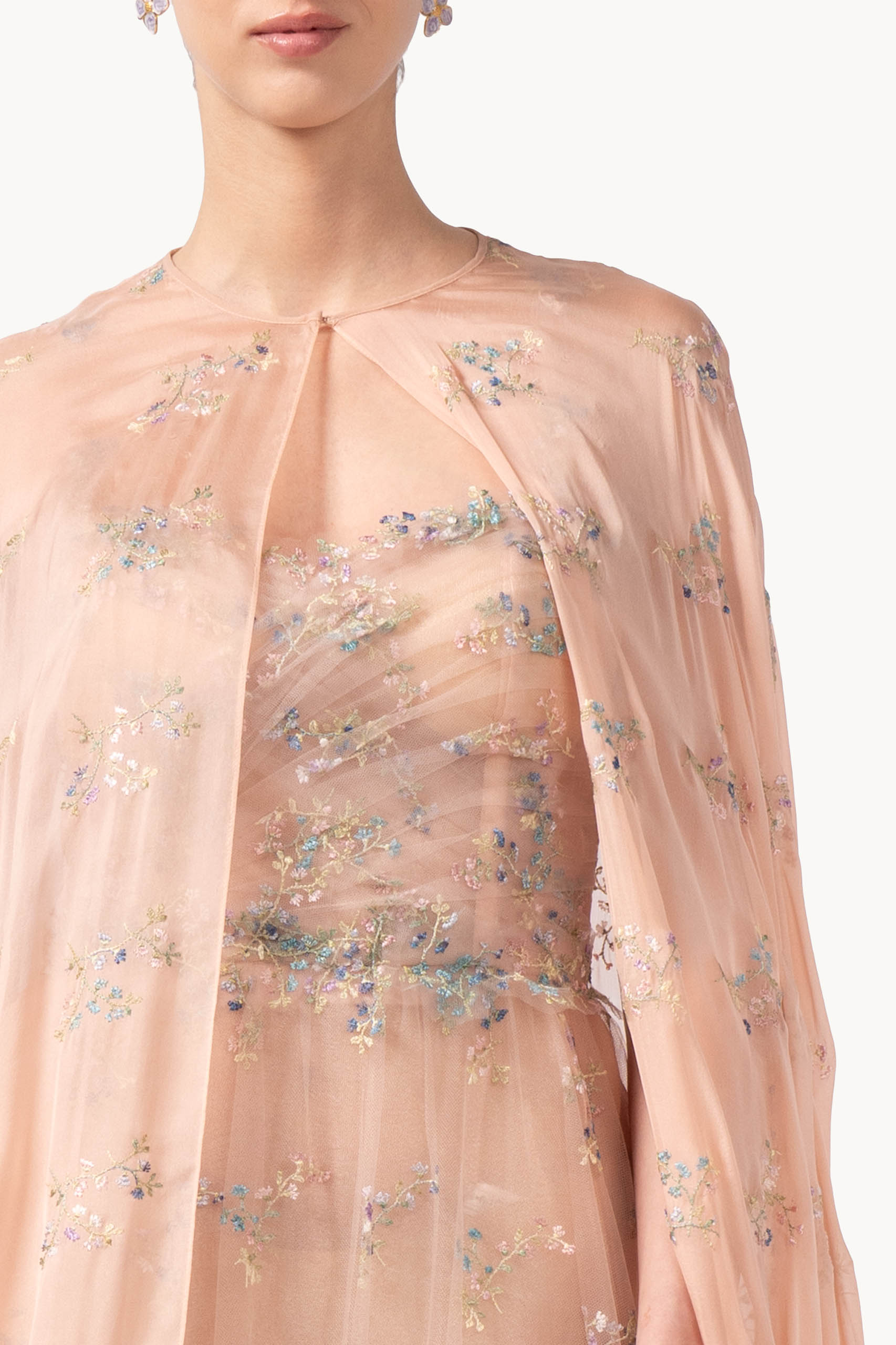 Abito in tulle ricamato con fiori con mantella in garza e chiffon ricamato a fiori